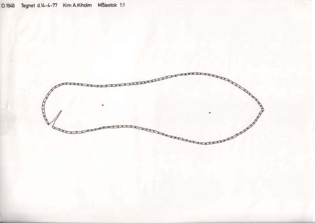 Lædersål til venstre fod på voksen person. Sålen har ret smal afrundet hæl (med en rift), langstrakt let indsvunget vrist og langstrakt let udvidet fodbladsparti, der afsluttes med en but næsespids. Største længde: 29,3 cm. Største hælbredde: 6,7 cm. Største vristbredde: 5,7 cm. Største fodbladsbredde: 9,4 cm.