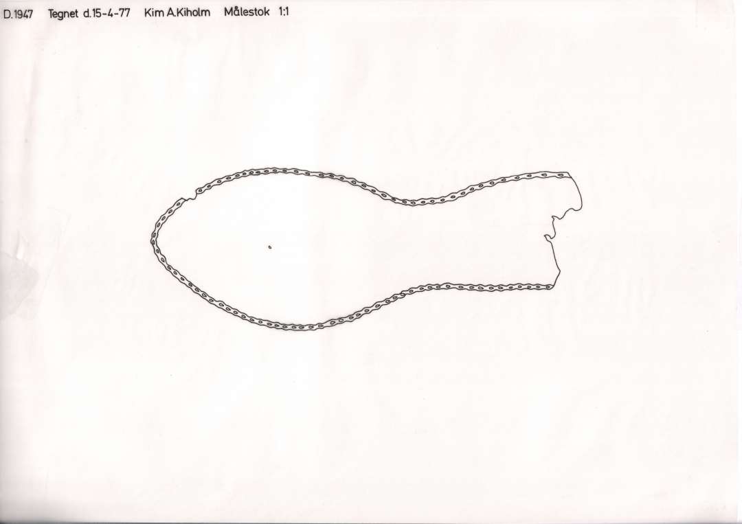 Fragmenteret lædersål til venstre fod på voksen person. Hælpartiet er beskadiget men synes at have haft ret plane sider. Vristen er indknebet, medens fodbladspartiet har stærkt udsvungne sider og svagt antydet, but næse. Største bevarede længde: 25, 5 cm. Største bevarede lælbredde: 6,8 cm. Største bevarede vristbredde: 5,1 cm. Største bevarede fodbladsbredde: 9,3 cm.