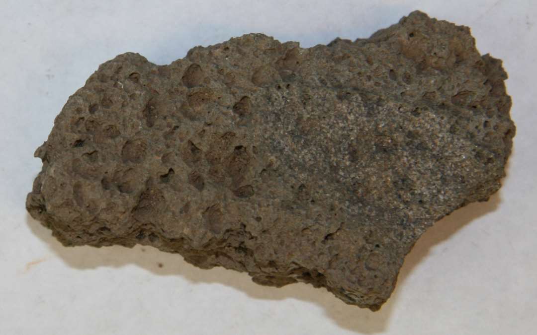 fragment af kværnsten af basalt. 2,3 cm tykt.