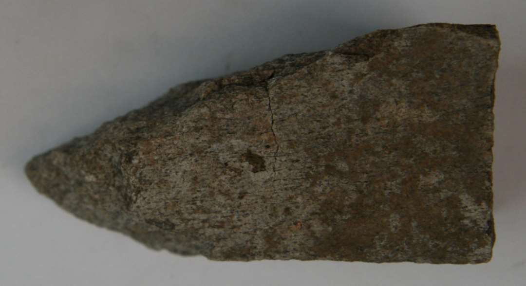 Slibesten af Granit, Ca. 8x4x3,5 cm. Glat på én flade.