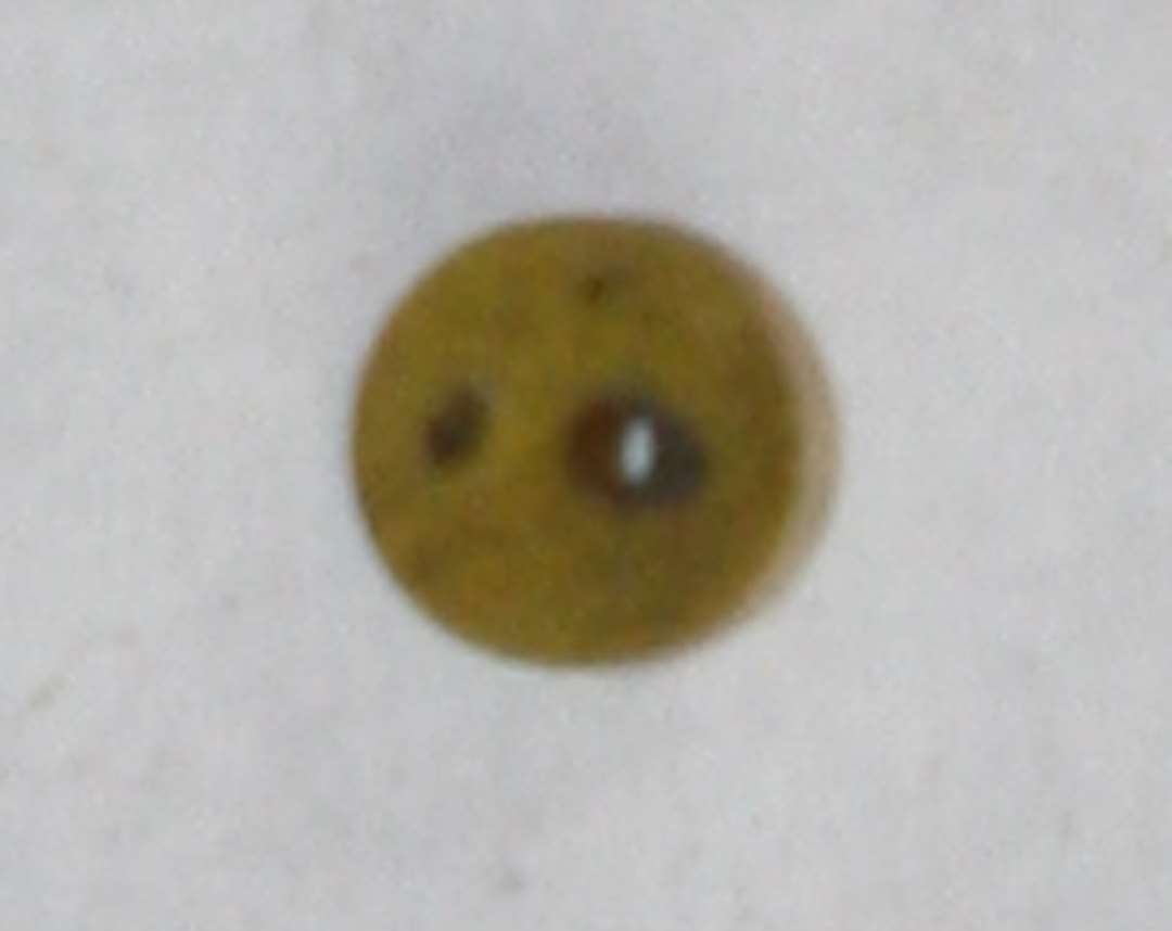 Hel, ringformet, afskåret uigennenmsigtig gul perle. diameter: 0,3 cm.