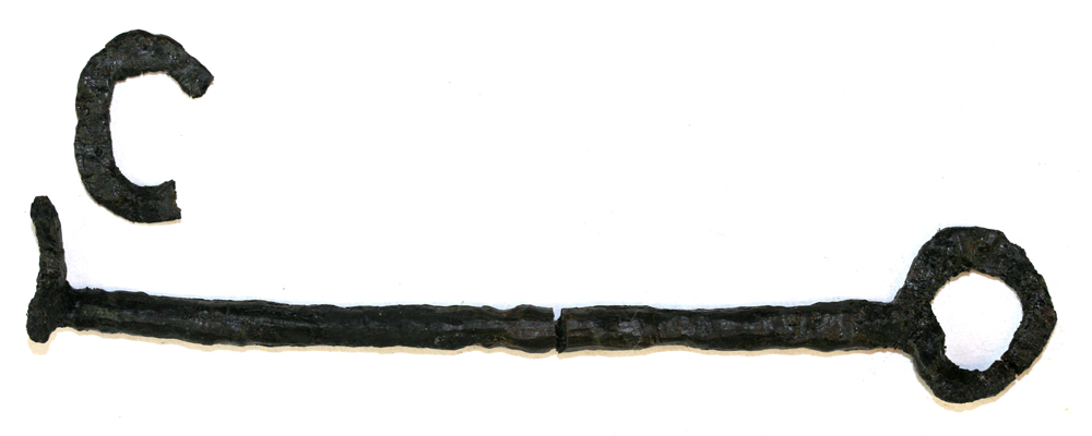 Jernnøgle. Brækket i tre dele. Længde: ca 11,3 cm.
