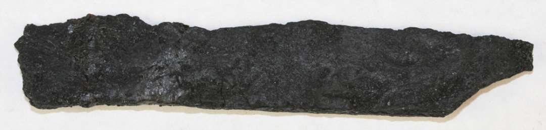 Fragment af knivsblad af jern. Længde: 8,4 cm.