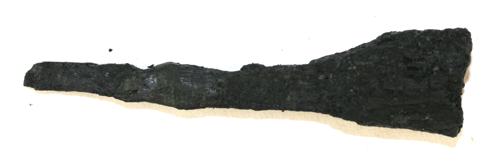 Fragment af jerngenstand. Længde: 5,3 cm.