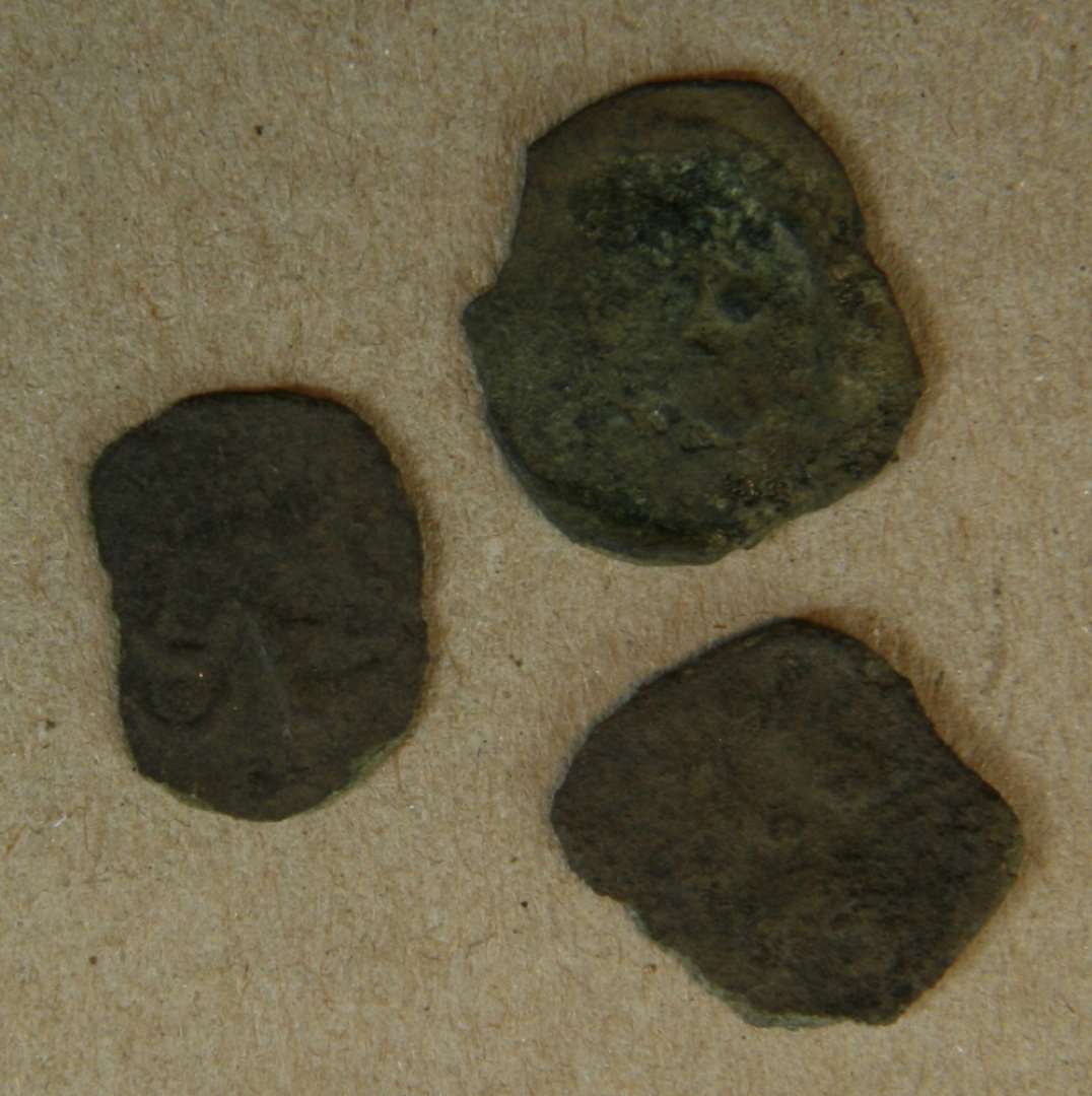 Tre borgerkrigsmønter/dansk penning. Den ene er en MB463 (a), henført til Slesvig, 1290'erne. Den aden er en MB514 (b), henført til Nørrejylland, 1310'erne, den tredie er en MB602 (c), henført til Ribe, 1330´erne.