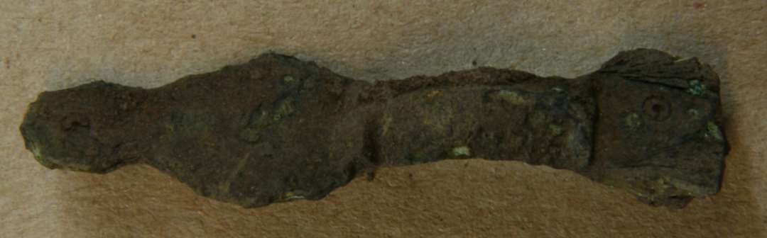 Fragment af bøjlefibe med rhombisk fodl. længde: 5 cm.