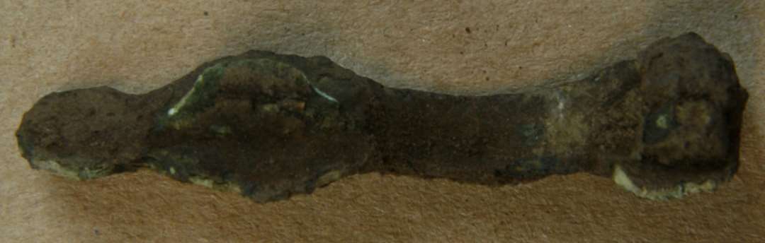 Fragment af bøjlefibe med rhombisk fodl. længde: 5 cm.
