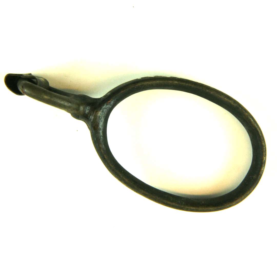 Bøjle i bronze. Oval ring med stigbøjleformet øsken, hvori sidder sammenbøjet messingstykke. Samlet længde: 1,7 cm. Største bredde: 3,3 cm.