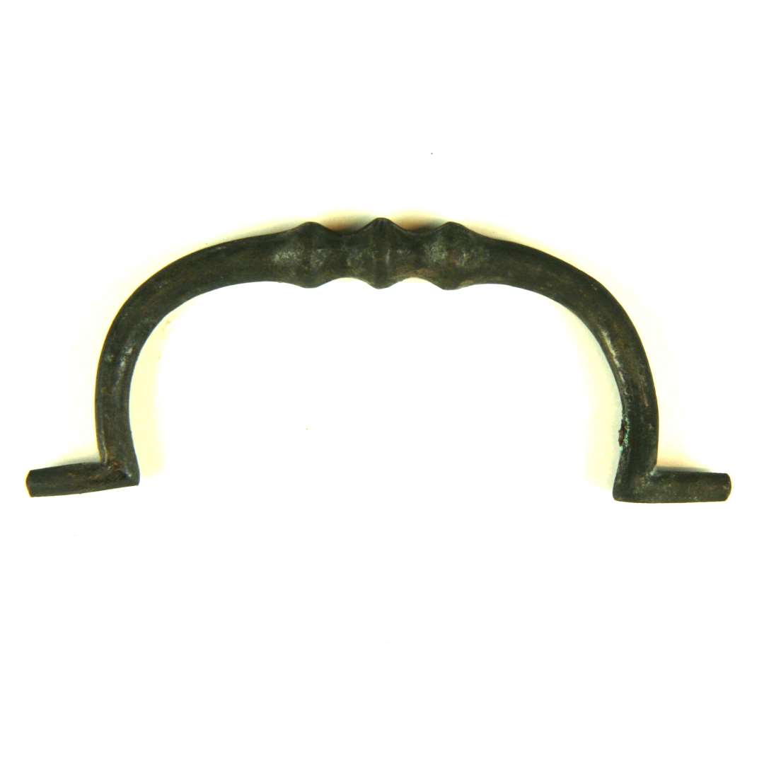 Bøjle til skuffebeslag af bronze. 3 fortykkelser på midten og i enderne vinkelbøjede stykker til indsætning i beslag. Længde: 8,3 cm.