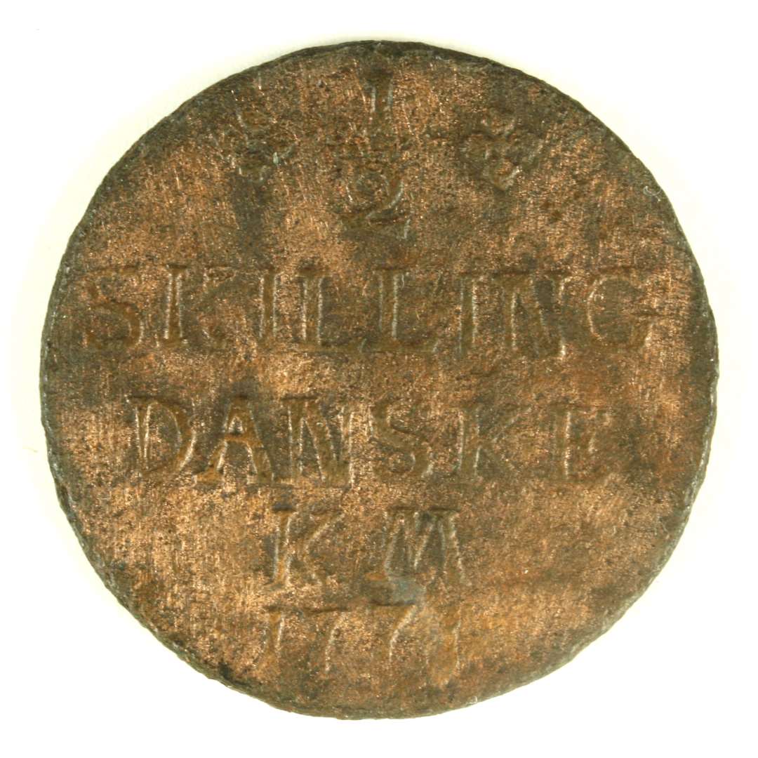 Kobbermønt, på den ene side 'C7' sammenslynget under krone og på den anden side indskriften: '½ SKILLING/DANSKE/ K.M./1771'.
