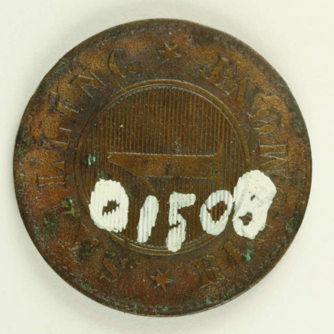 Kobbermønt, på den ene side F VII under krone, omgivet af egeløv, hvorunder årstallet 1856, og på den anden side: 'I/SKILLING RIGSMØNT'.
