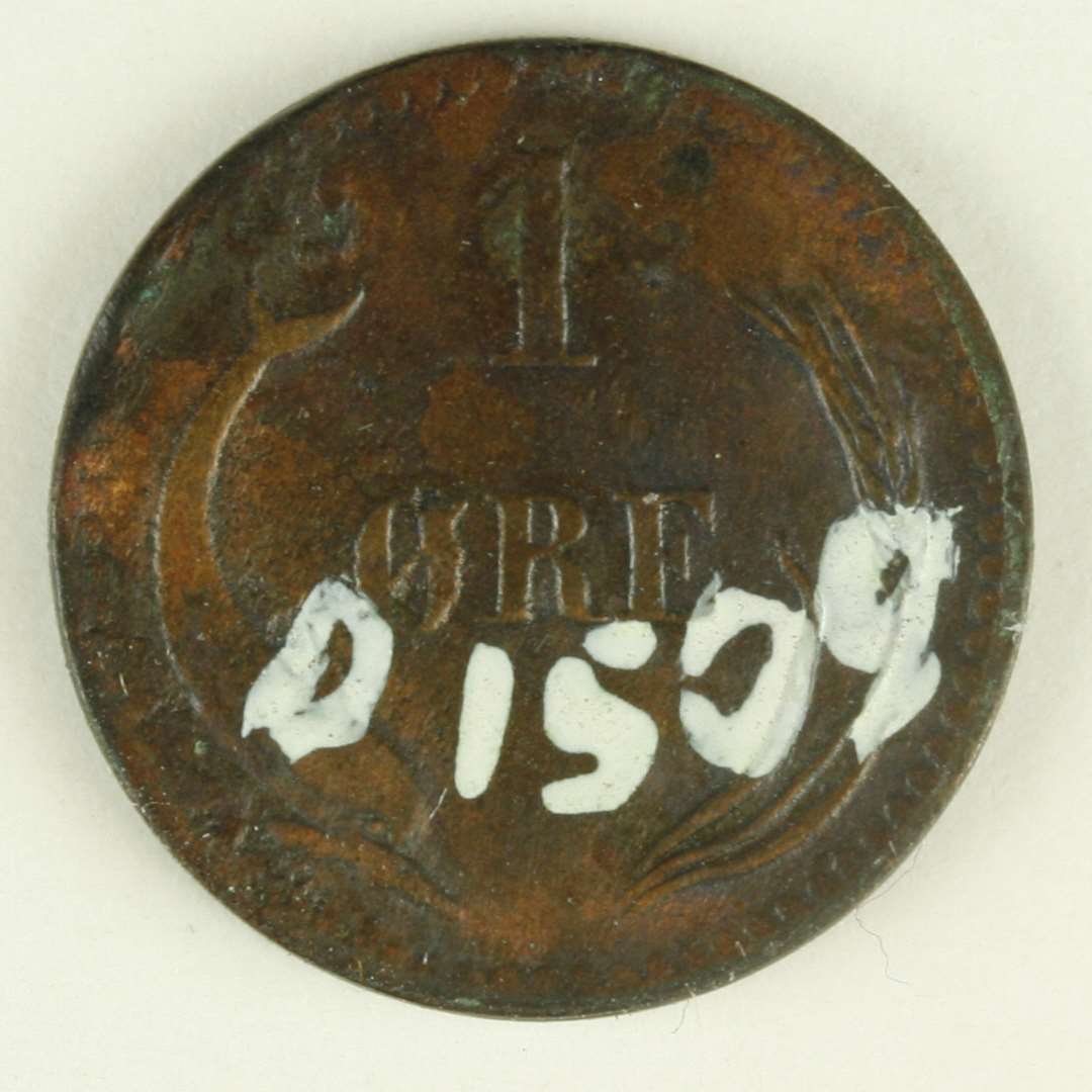 Kobbermønt, på den ene side C IX under krone, og på den anden side '1 ØRE' omgivet af delfin og kornaks.