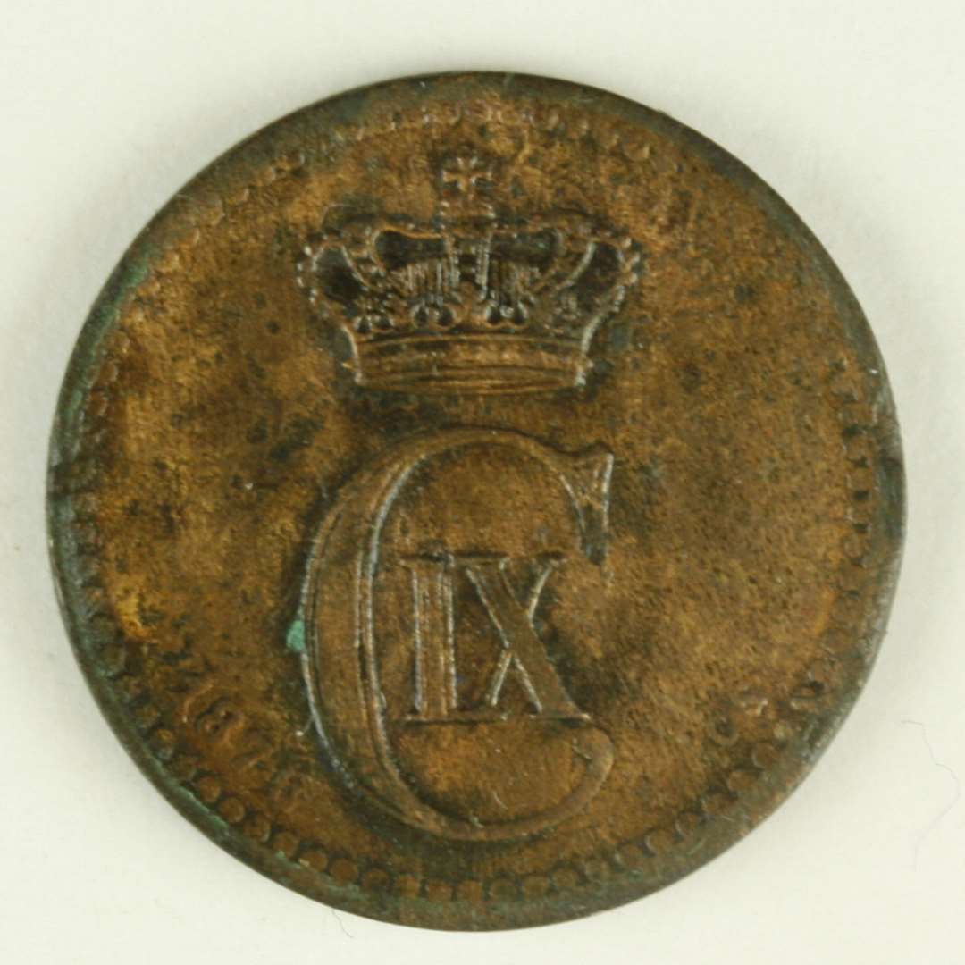 Kobbermønt, på den ene side C IX under krone, og på den anden side '1 ØRE' omgivet af delfin og kornaks.