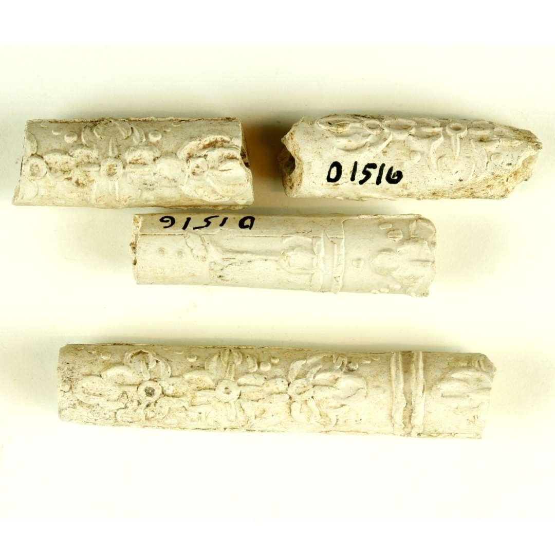 4 brudstykker af kridtpibestilk, hvorpå i relief bladdekoration. Længde: 2,5-4,5 cm.