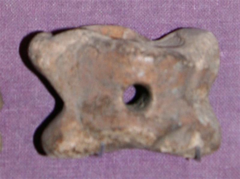 1 fod- eller håndrodsknogle af okse (rulleben) med midtgående gennemboring, ca. 7,5 mm i diameter. 