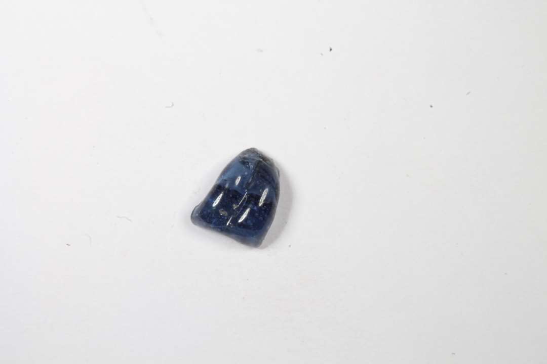 Fragment af cylindrisk melonformet, gennemsigtig blå glasperle