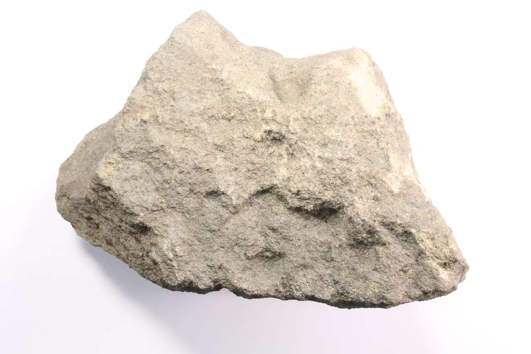 Fragment af kværnsten af granit. Lys, finkornet. Del af midterhul bevaret. Ret ujævn over og underside på stenen. Tykkelse: ca 7,8 cm.