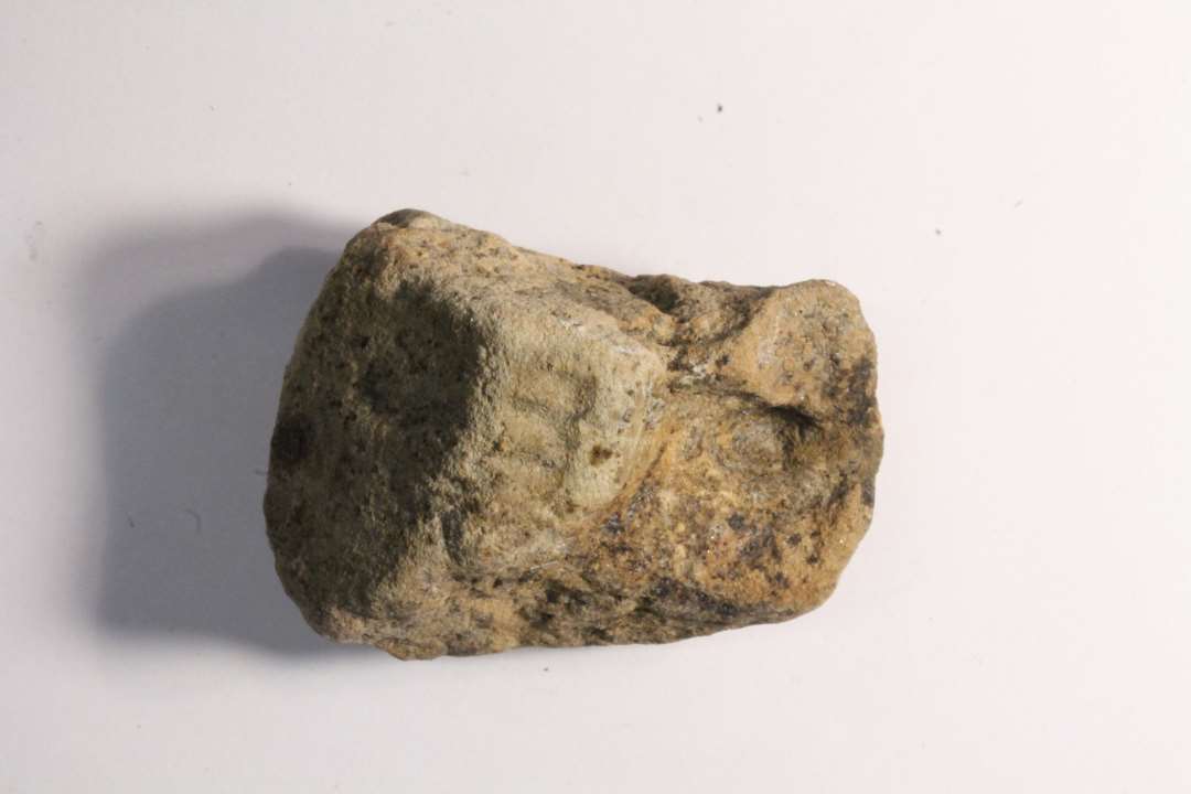 Fragment af støbeform til skålformet spænde. A la P16, evt. RI9. Største mål: 5 cm.