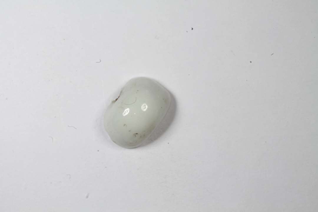 Halv ringformet, uigennemsigtig, hvidgrå glasperle, Diameter: 0,8 cm.