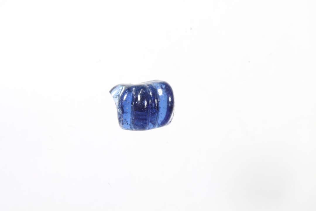 Fragment af ringformet, melonformet gennemsigtig blå glasperle 