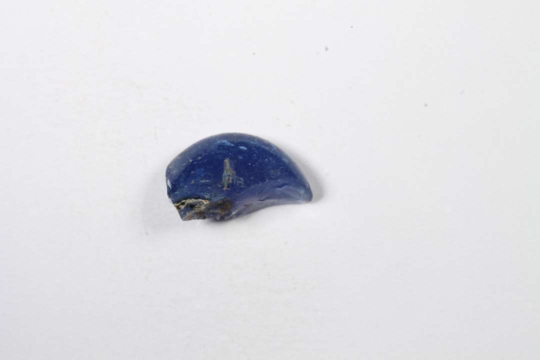 Fragment af ringformet, gennemsigtig blå glasperle