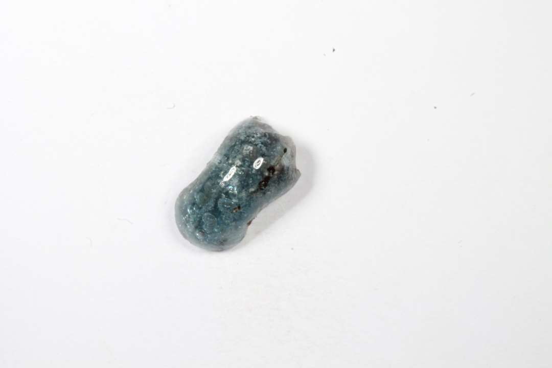 Fragment af ringfroemt, gennemsigtig blå glasperle