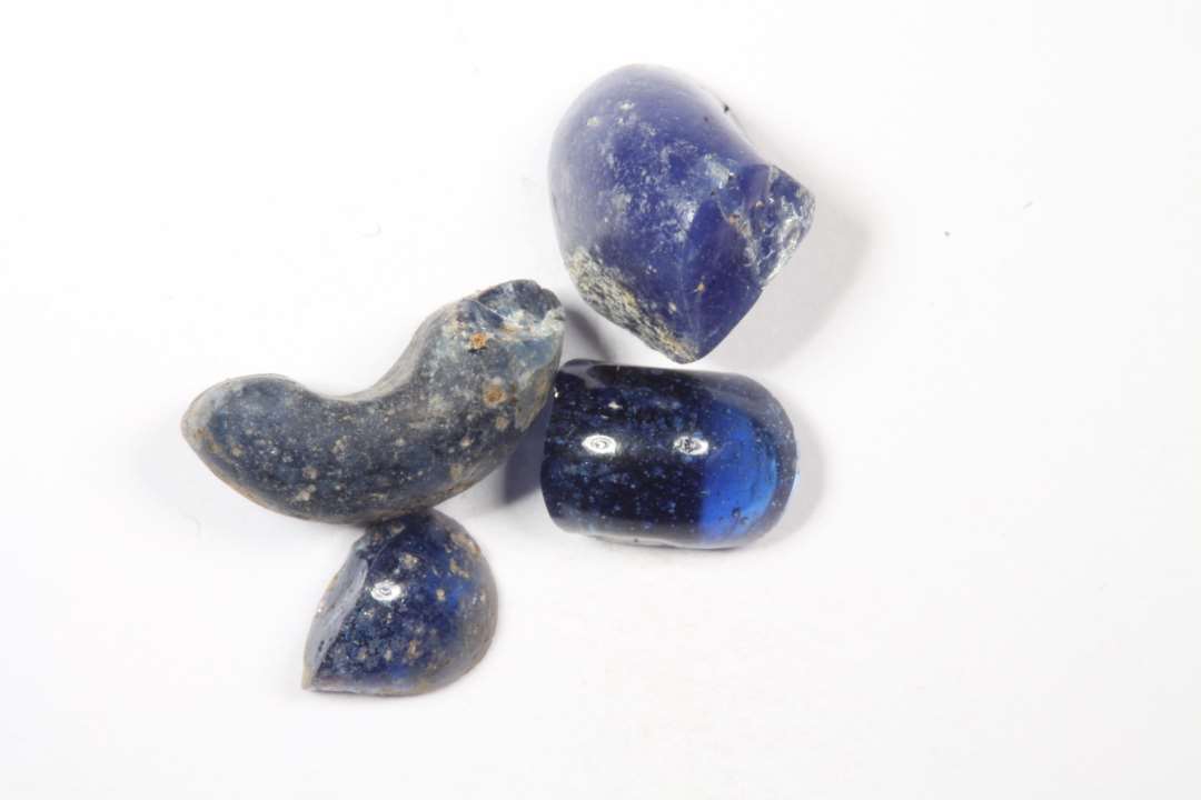 Fire fragmenter af ringformede gennemsigtige blå glasperler