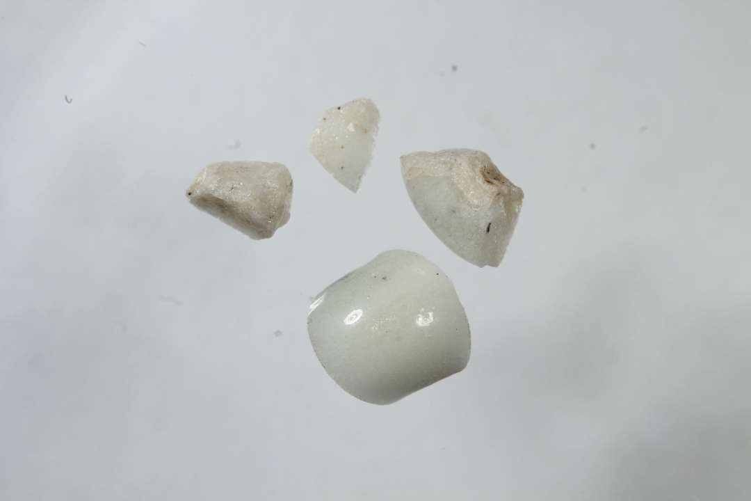 4 fragmenter af ringformede uigennemsigtige hvidgrå glasperler