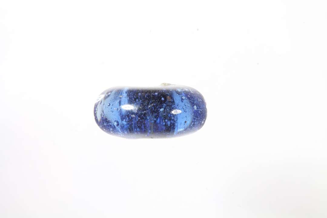 Fragment af ringformet, gennemsigtig blå glasperle