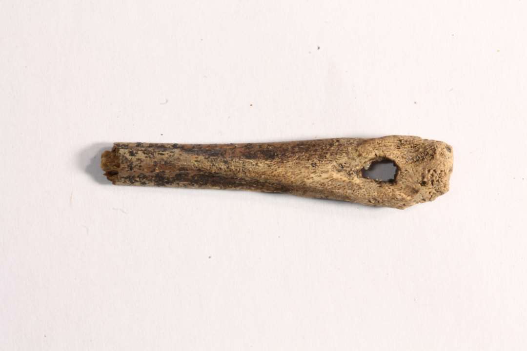 Fragment af nål. Spidsen brækket af. Længde: 4,2 cm.