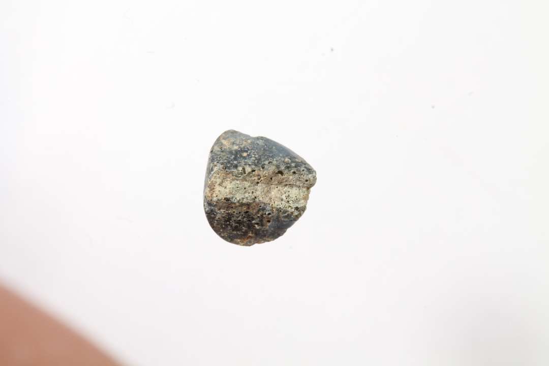 Fragment af ringformet, halvgennemsigtig blå glasperle