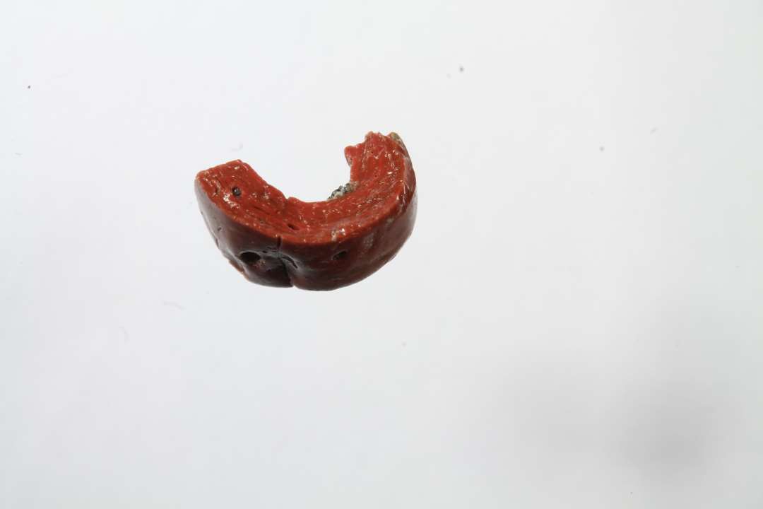 Fragment af cylindrisk uigennemsigtig rød glasperle