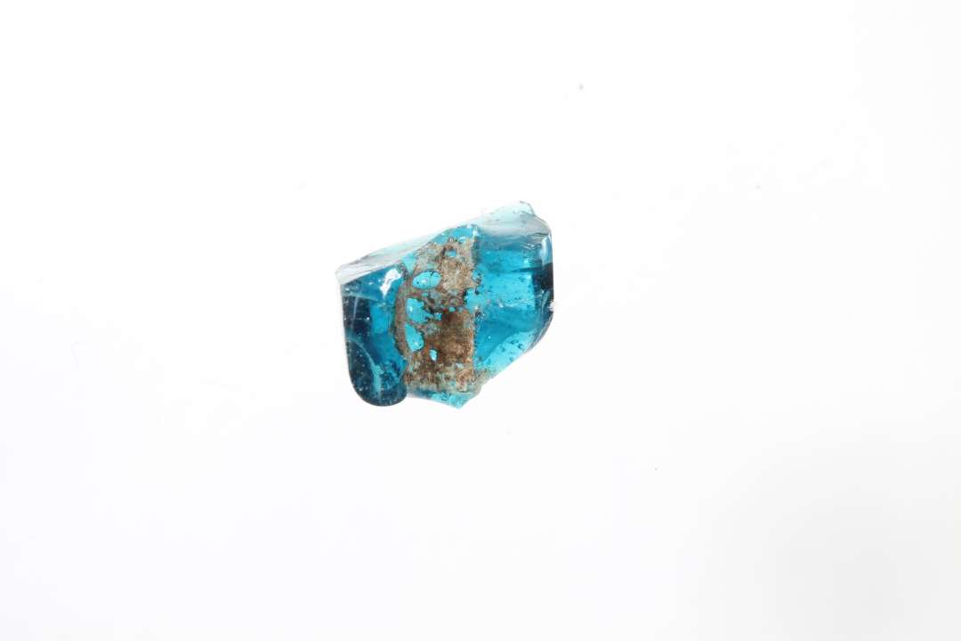 Fragment af kubisk, gennemsigtig mørkeblå glasperle