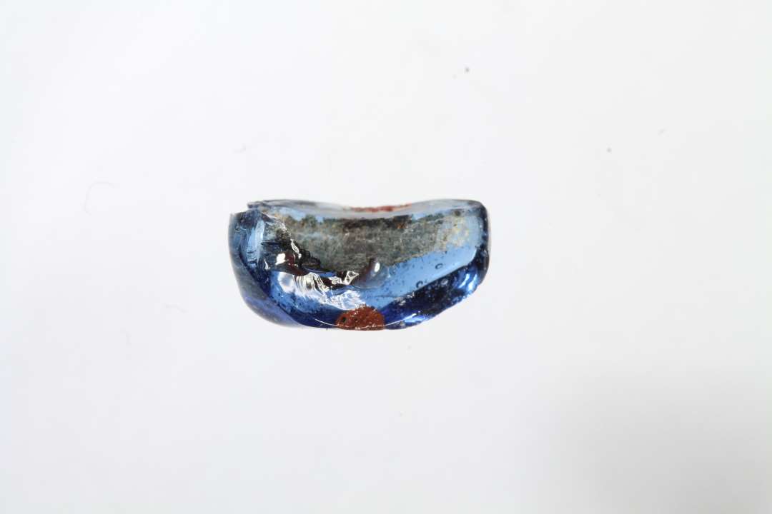 Fragment af polyhydrid, polyedrisk, gennemsigtig blå med rødt