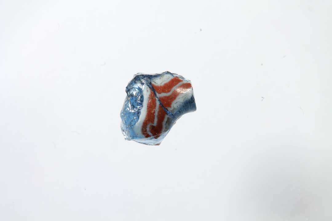 Fragmenter af ringformet ribeperle, gennemsigtig blå med rødt og hvidt
