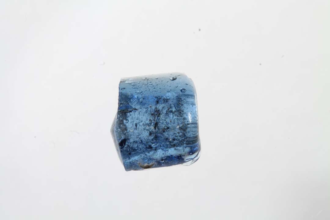 Fragment af cylindrisk, gennemsigtig blå glasperle