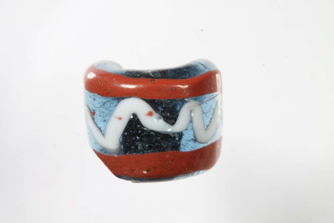 Fire halve cylindriske ribeperler. Gennemsigtige blå med rødt og hvidt, tre forskellige dekorationer. diameter: 1,1, 1,2 cm.