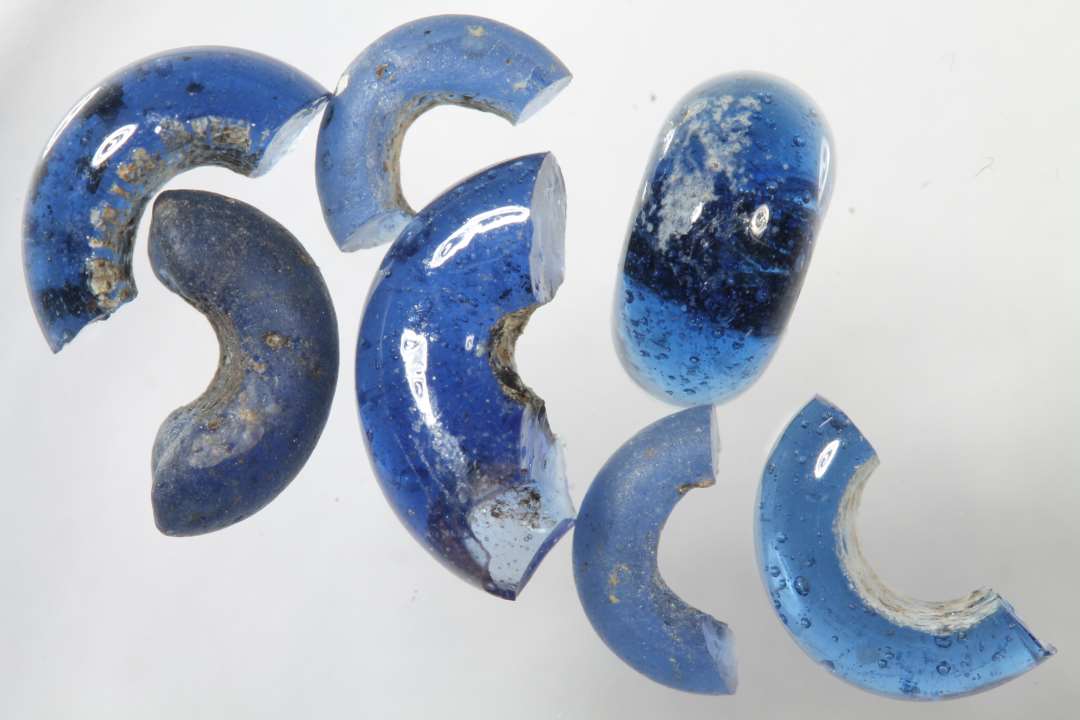 8 stk: halve, ringformede, gennemsigtige blå glasperler