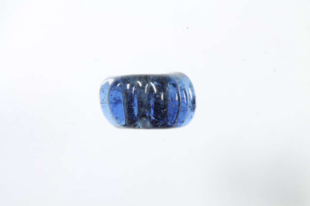 Halv cylindrisk melonformet, gennemsigtig, blå glasperle