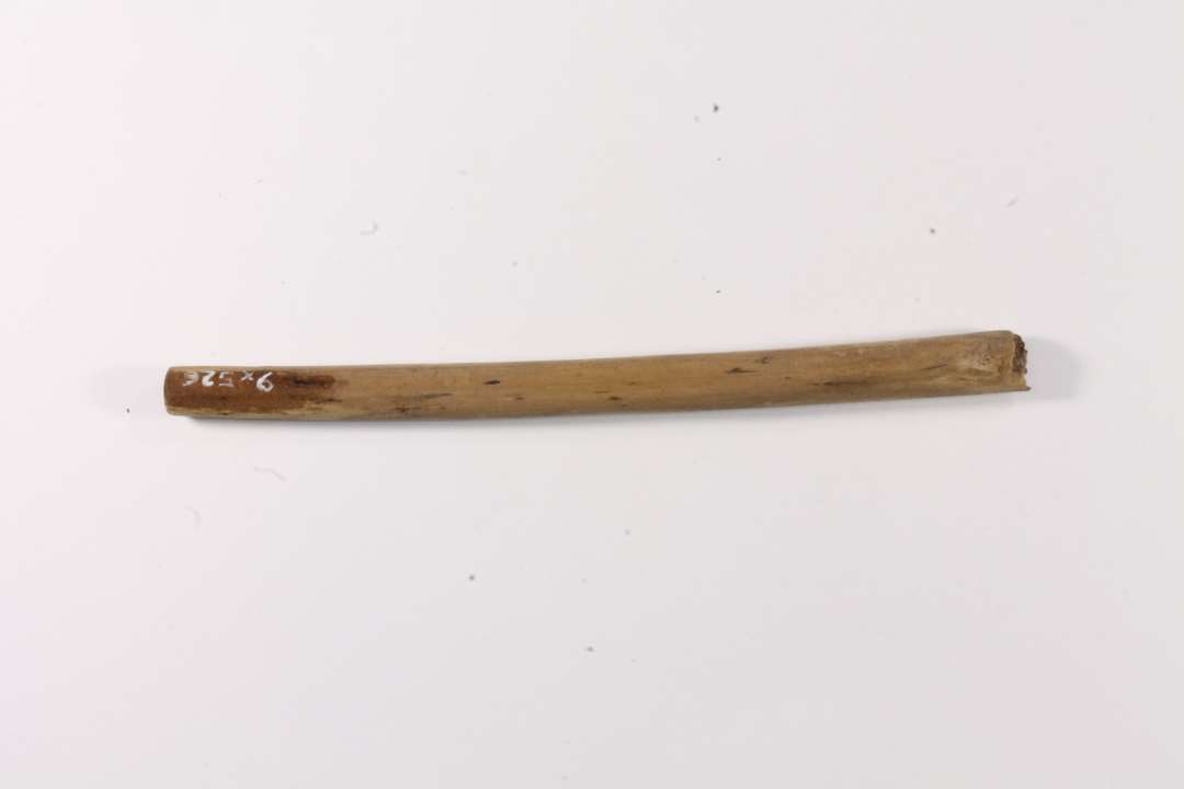 Tenpind/pølsepind af træ. Længde: 10 cm., Lige afskåret i den øvre ende, afbrudt i den anden ende