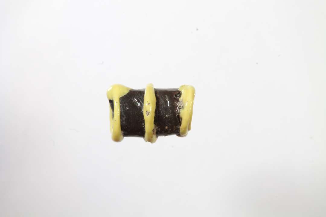  Cylindrisk hvepseperle. Ugennemsigtig sort med gult. Det gule ikke pålagt som 'normal' hvepseperle, men uden system.