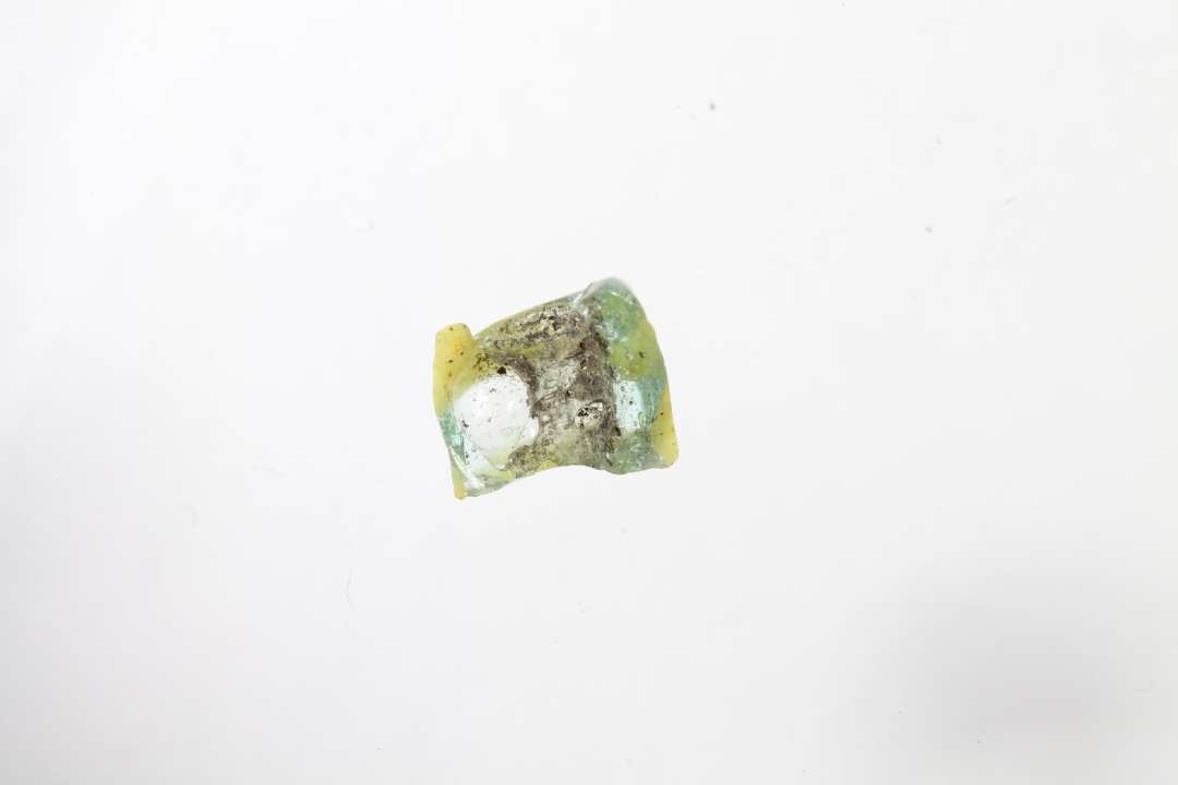 Fragment af kubisk hvepseperle, gennemsigtigt, klart glas med gule bånd
