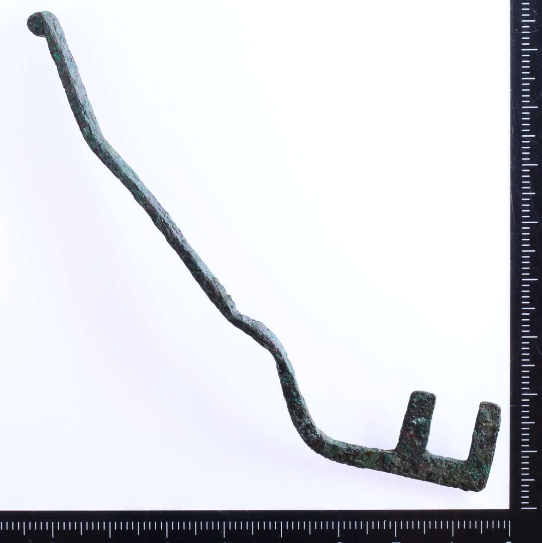 Stangformet nøgle med to tapper. noget vredet ud af facon. Bronze. Nuværende længde: ca 12 cm.