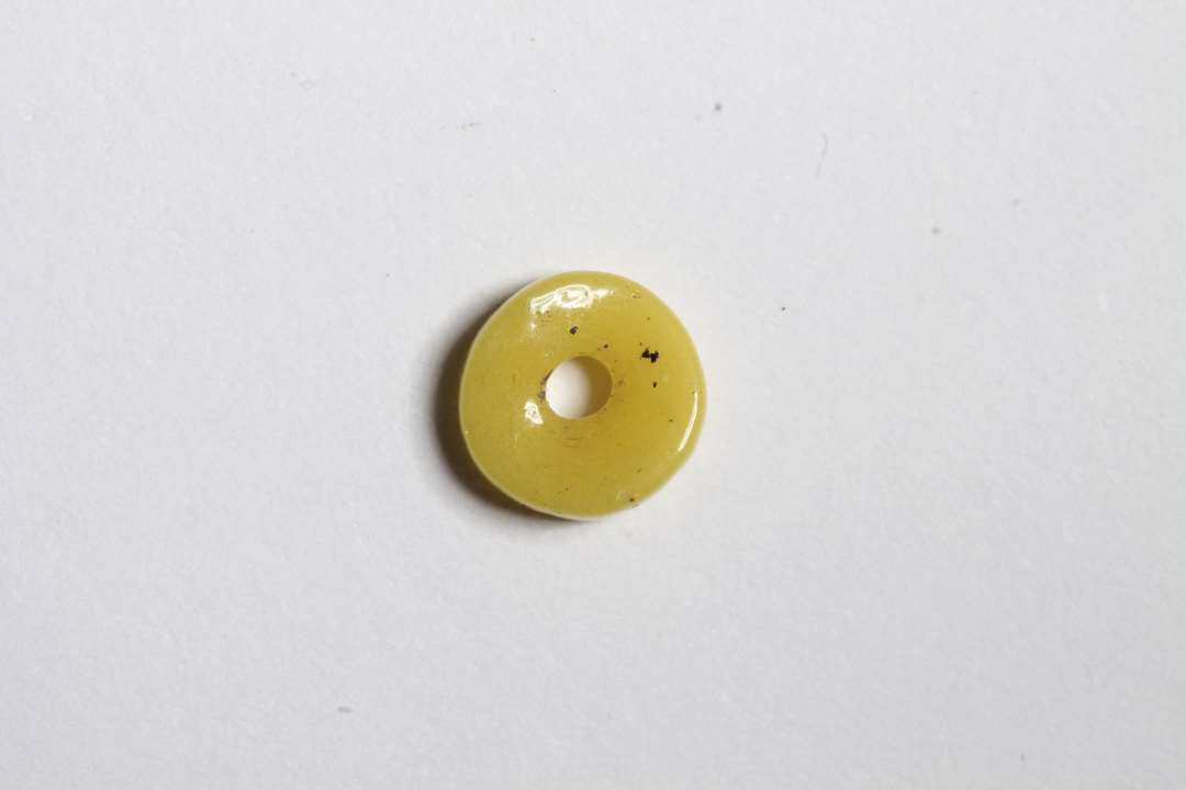 Cylindrisk, afskåret, uigennemsigtig, gul. D: 0,6 cm.