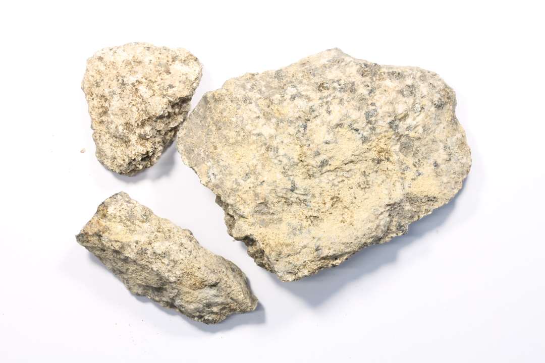3  fragmenter af kværnsten? af granit. Tilhugning af større del af overfladen.
Mål: 4,5-9 cm.