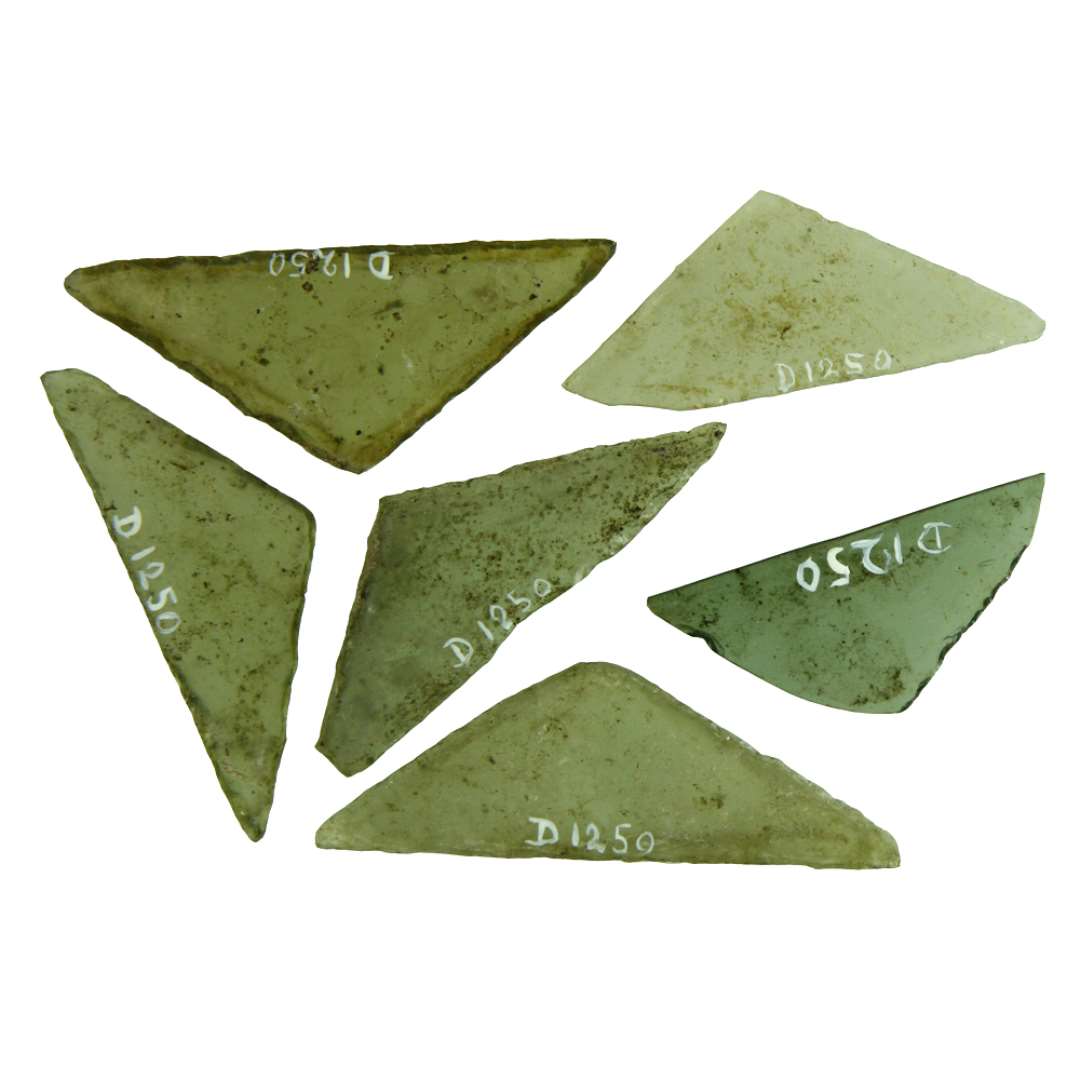 17 hele ruder af klart grønligt glas, med tildels afnappede kanter i form af ligebenede, spidsvinklede trekanter. Rudernes grundlinie og største længde varierer fra ca. 3,5 til 8,5 cm., højden fra 1,7 til 3,2 cm.