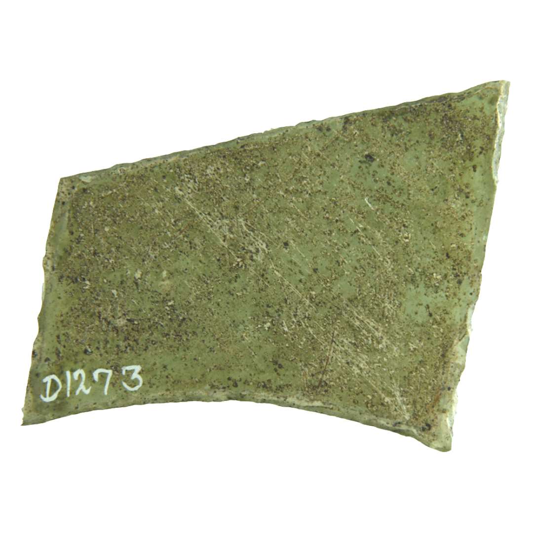 1 hel rude af klart grønligt glas med afnappede kanter. Ruden har nærmest rhombeform, idet den ene side dog har en jævn konkav indadbugning. Største diagonale mål: 7,65 x 9,7 cm.