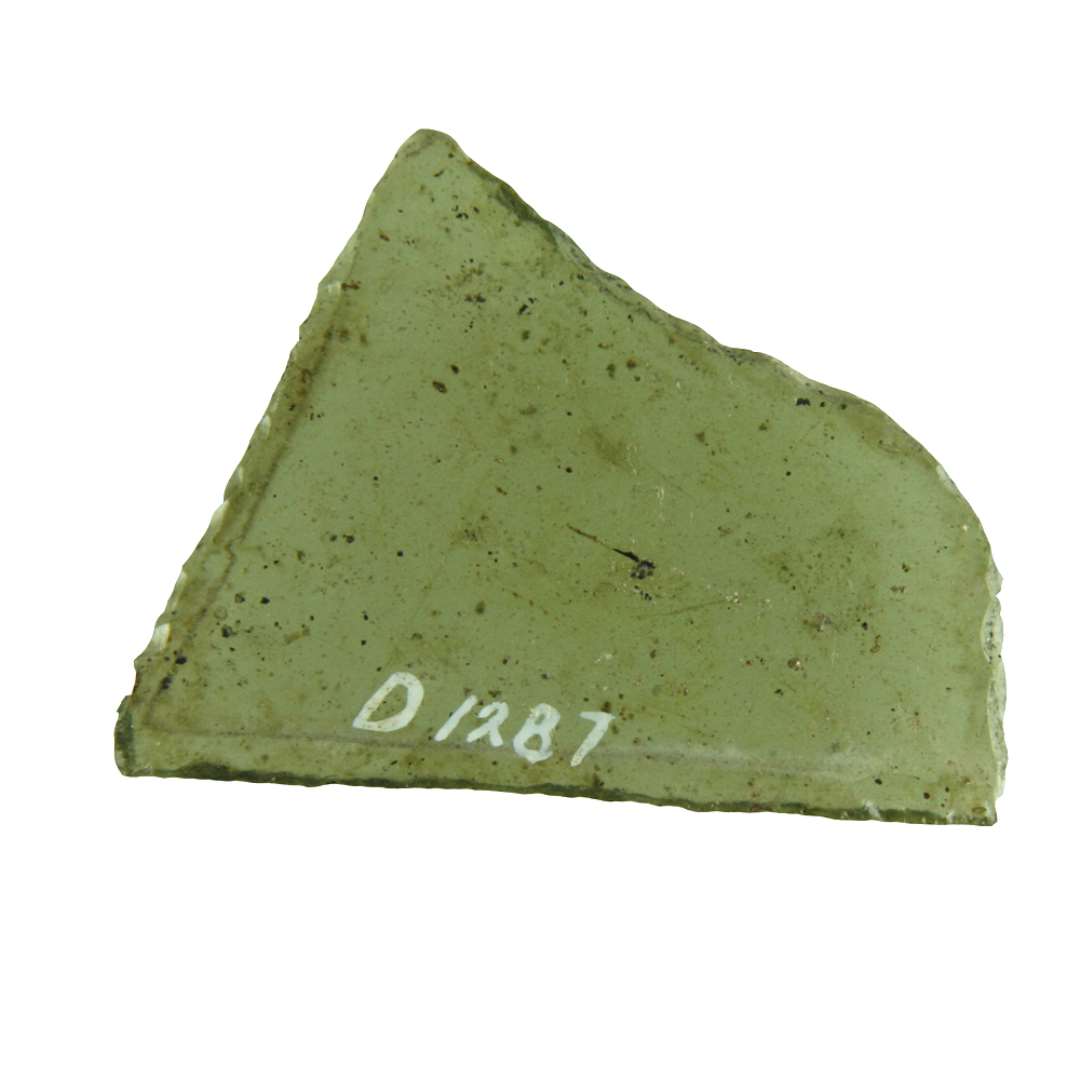 1 hel rude af klart grønligt glas med afnappede kanter. Form af skæv spidsvinklet trekant, hvis længste linie danner en bølgelinie med en svag indbuning. Største mål: ca. 4,5 x 6,05 cm.