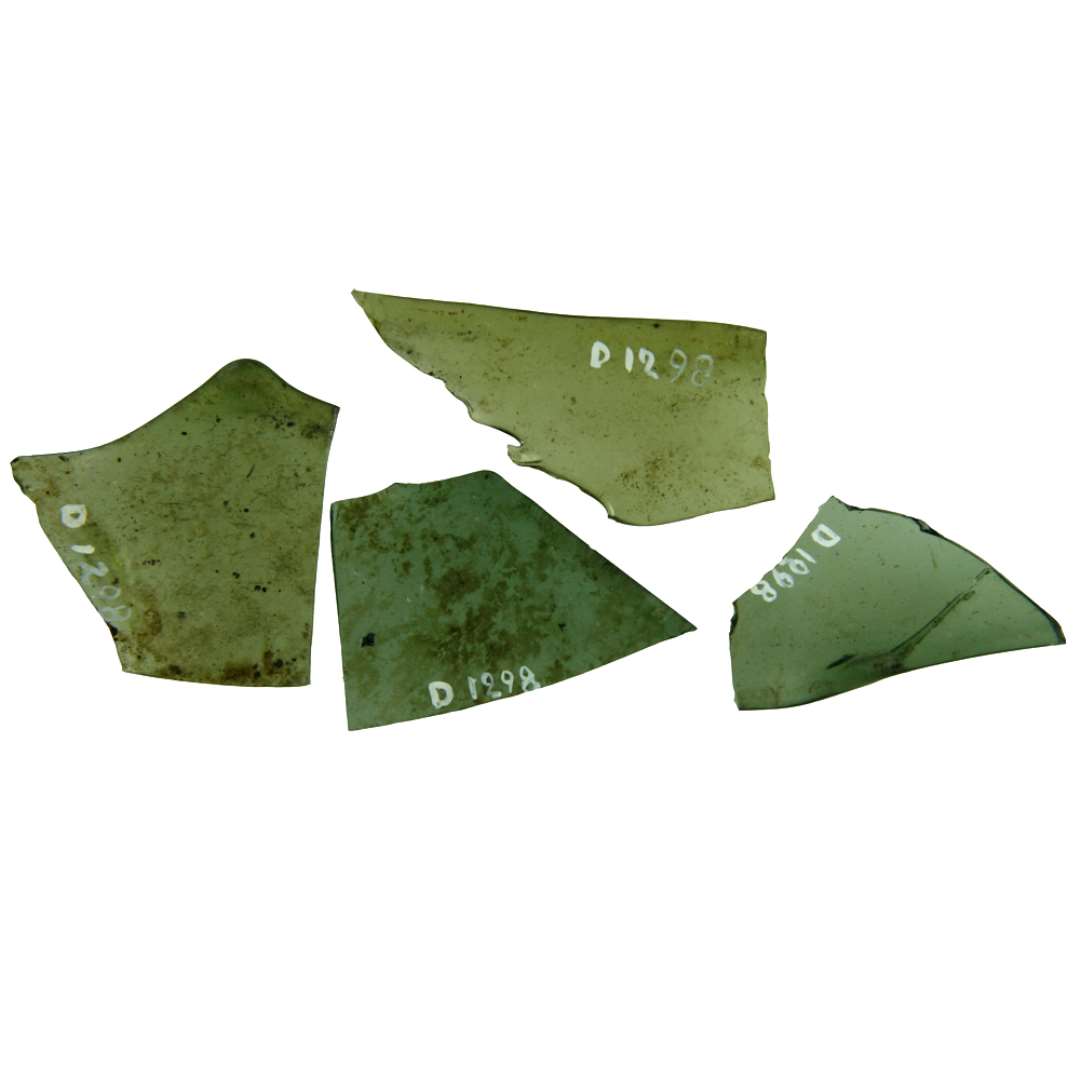 4 randskår af klart grønligt glas med afrundet uregelmæssig, tildels fortykket rand.  Største mål: 2,6 x 4,4 cm. - 3,1 x 4,65 cm. - 2,75 x 5,5 cm. - 4,3 x 4,3 cm.