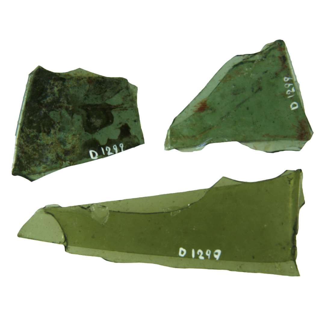 3 glasskår af klart grønligt glas, hver især bestående af et sammensmeltet midterskår og et randskår med afrundet kant. Største mål: 3,9 x 5,1 cm. - 3,75 x 4,8 cm. - 3,85 x 10,1 cm.
